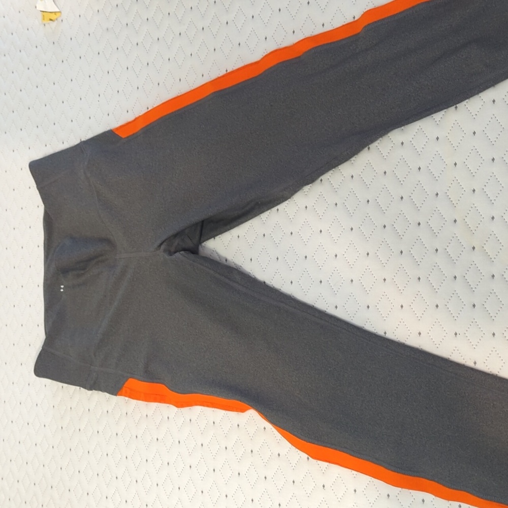 Under Armour compression capris large